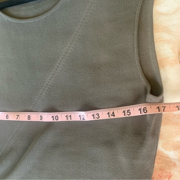 Luxury Escada Top. - Picture 6 of 9